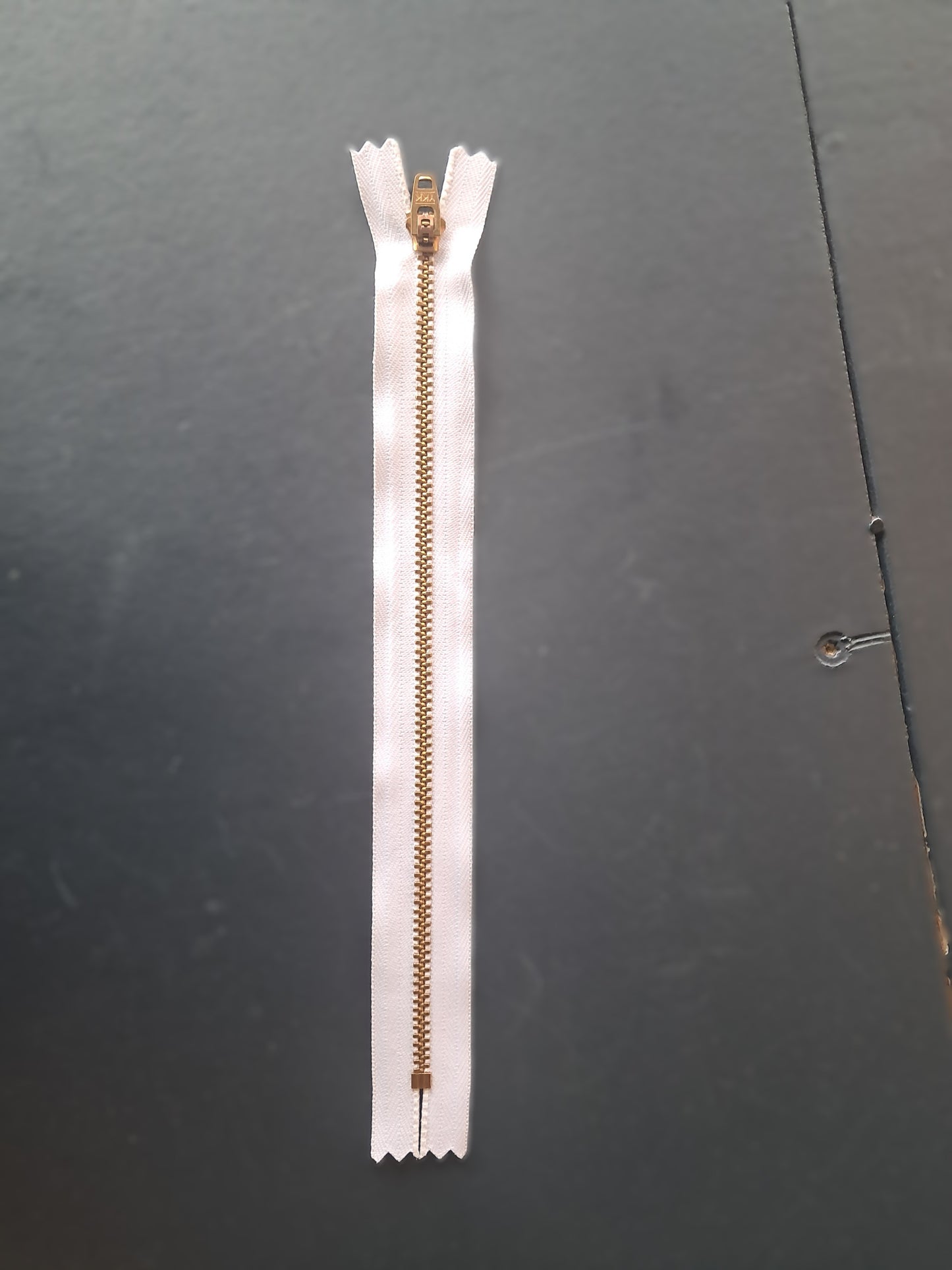 Málm rennilás - 23 cm hvítur