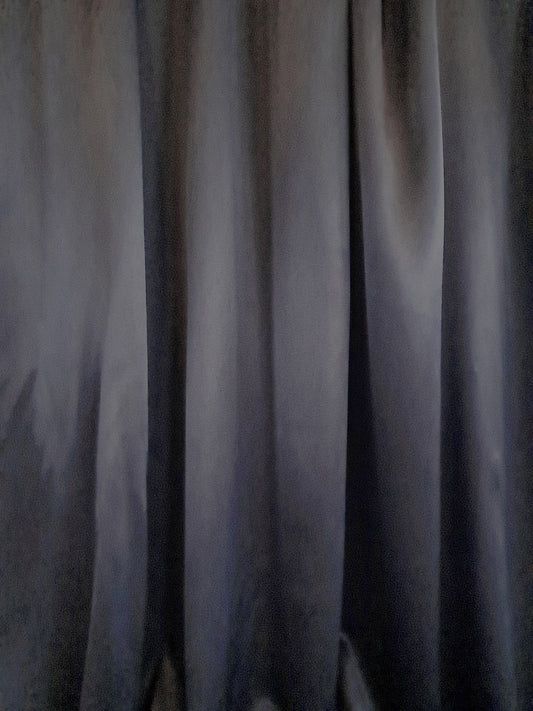 Silki satín með teygju í svörtu