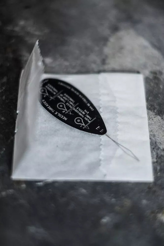 Nálaþræðari  —  Needle Threader